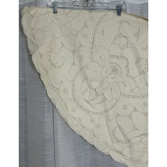 Vintage Beige Embroidered Floral Pattern Lined Christmas Tree Skirt Scallop Edge - Picture 2 of 6